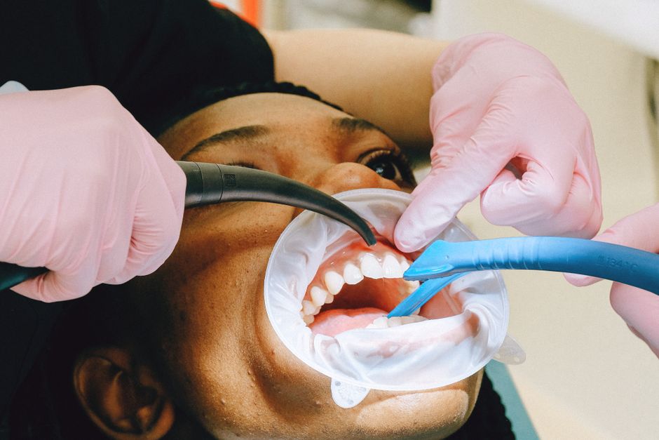 Odontóloga realizando un control dental preventivo a una paciente